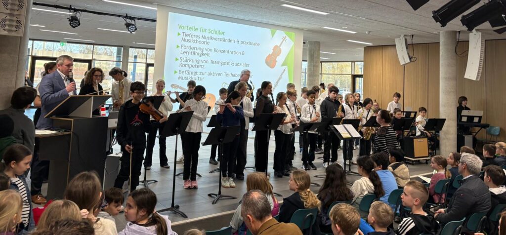Bläserklasse des Gymnasiums Karlsfeld beim Tag der offenen Tür.