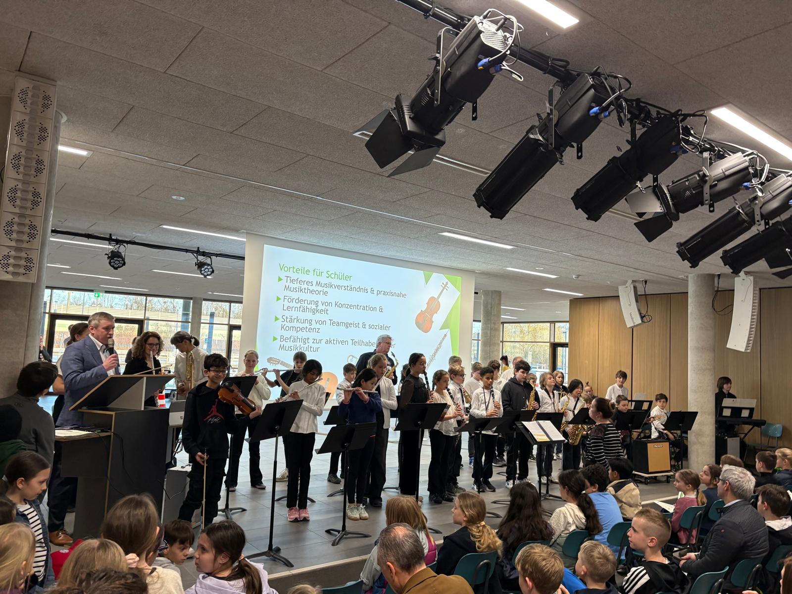 Bläserklasse des Gymnasiums Karlsfeld beim Tag der offenen Tür.
