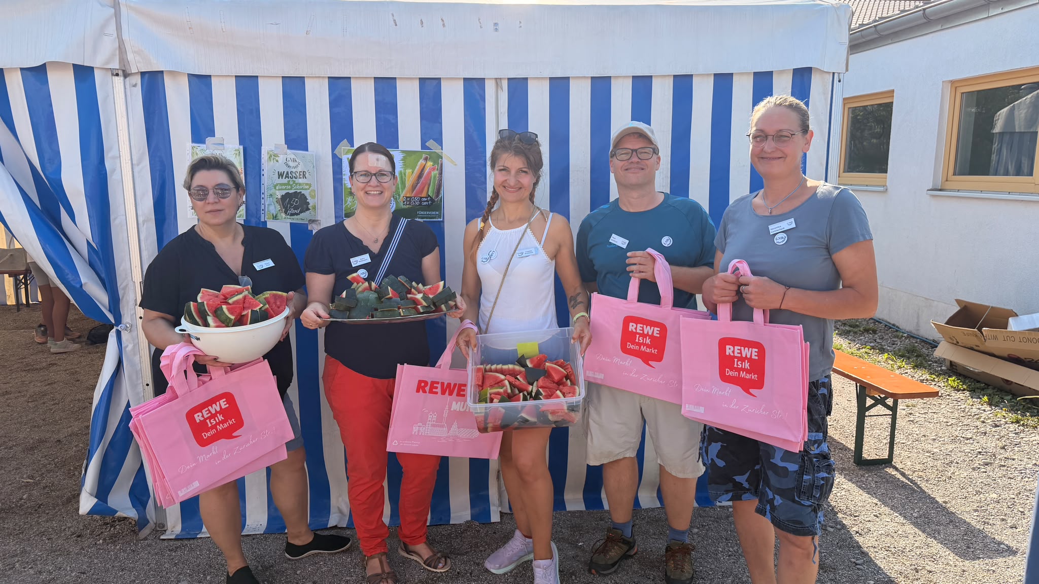 Mitglieder des Elternbeirats am Hotdog-Stand beim Tag der offenen Tür.
