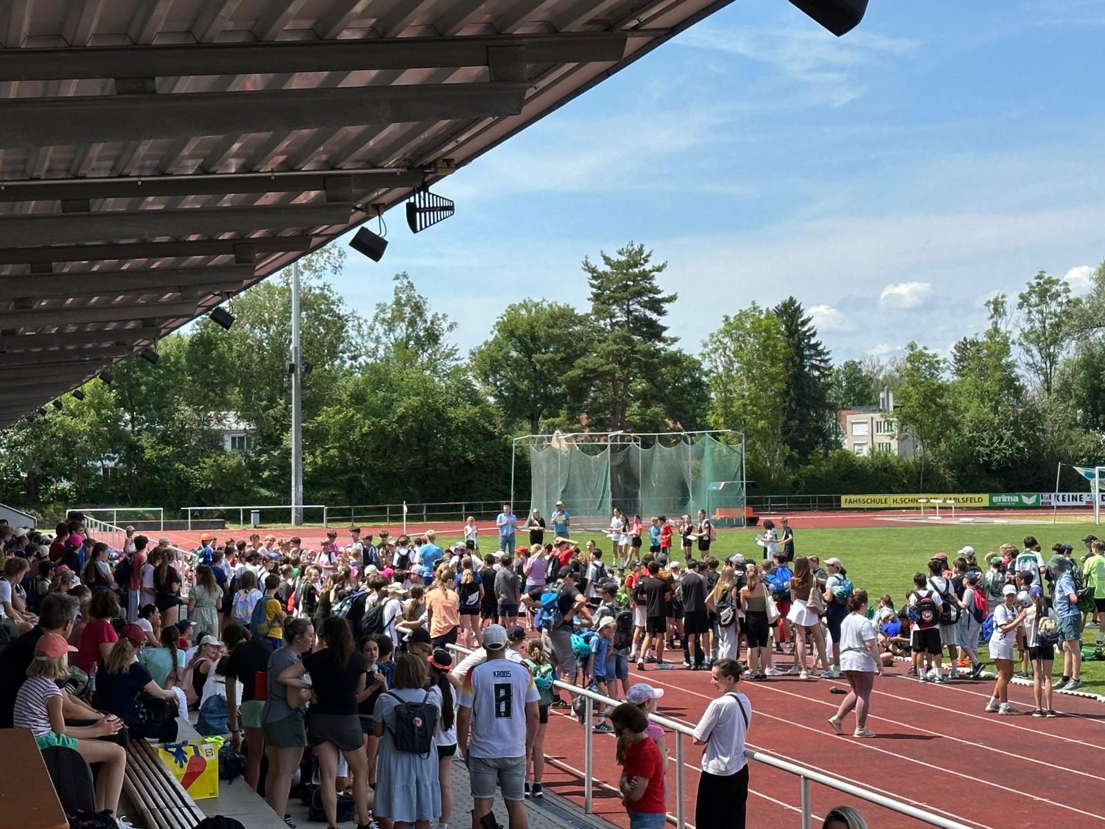 Alt-Text: Schülerinnen und Schüler beim ersten großen Sportfest des Gymnasiums Karlsfeld.